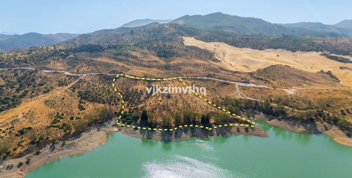 Sale of commercial plot in Ardales 3