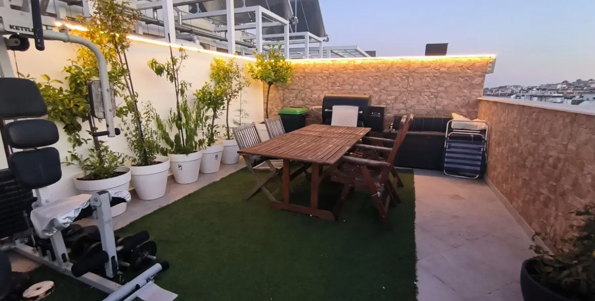 Sale of penthouse in Estepona 77