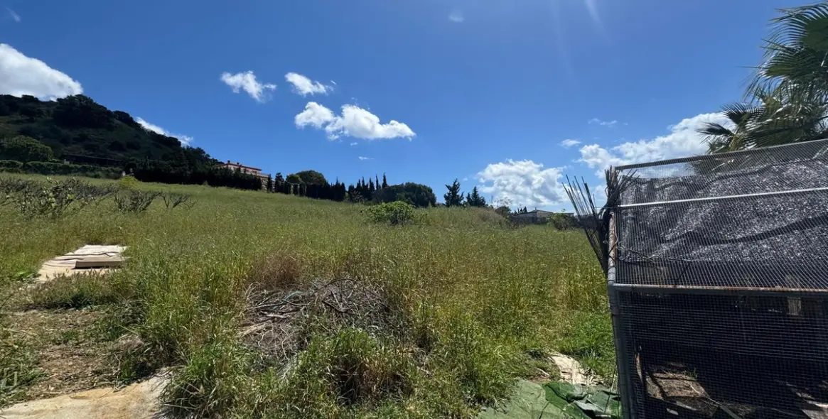 Sale of residential plot in Estepona 2