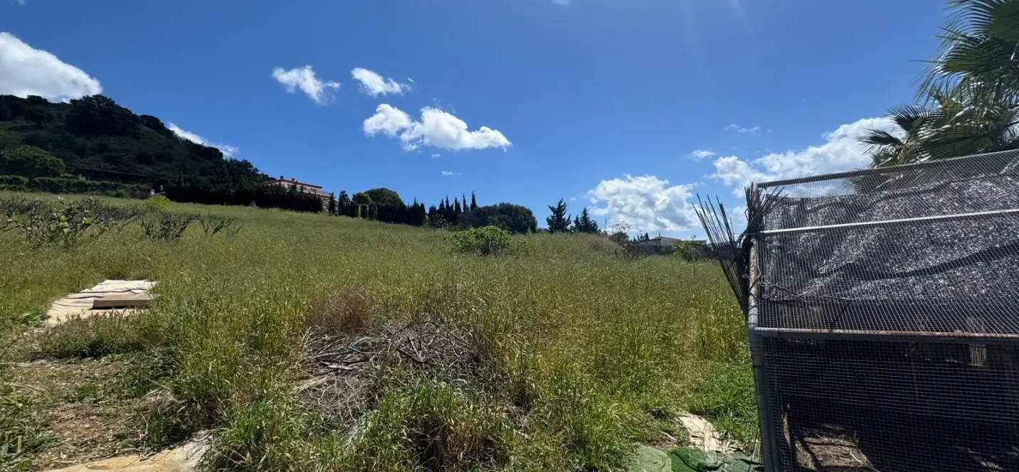 Продажа  жилого участка в Estepona 1