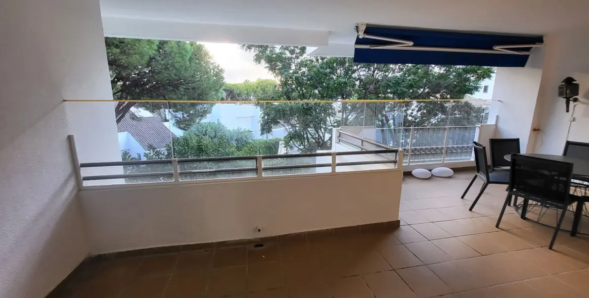 Sale of middle floor apartment in Puerto Banús 1