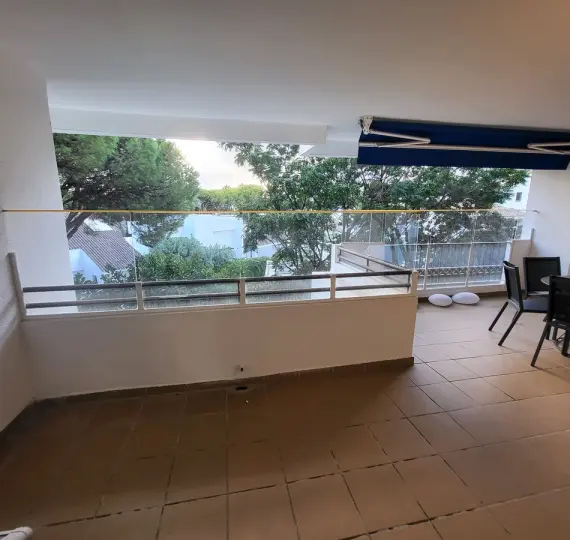 Sale of middle floor apartment in Puerto Banús