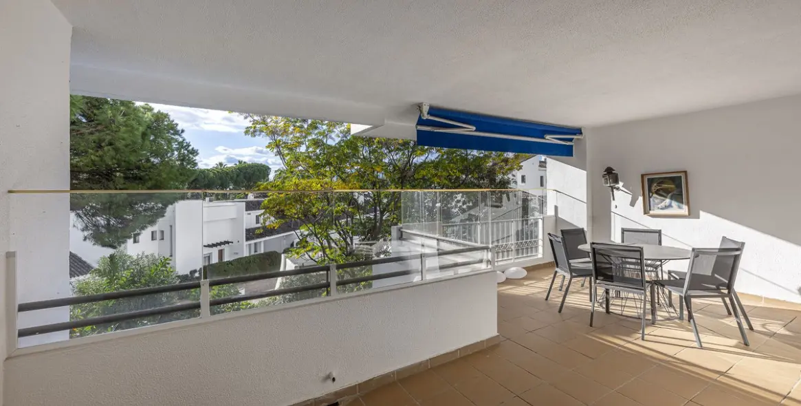 Sale of middle floor apartment in Puerto Banús 2