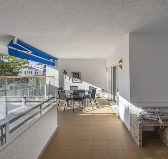 Sale of middle floor apartment in Puerto Banús