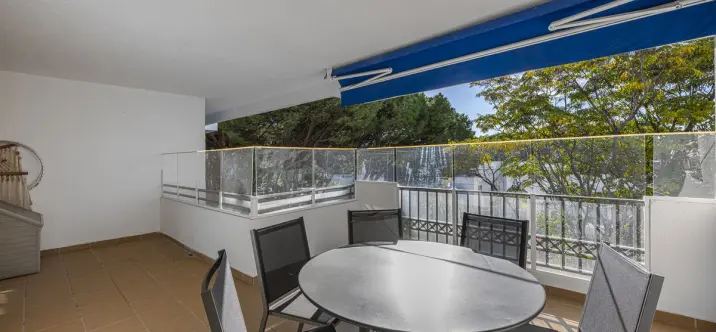 Sale of middle floor apartment in Puerto Banús 3