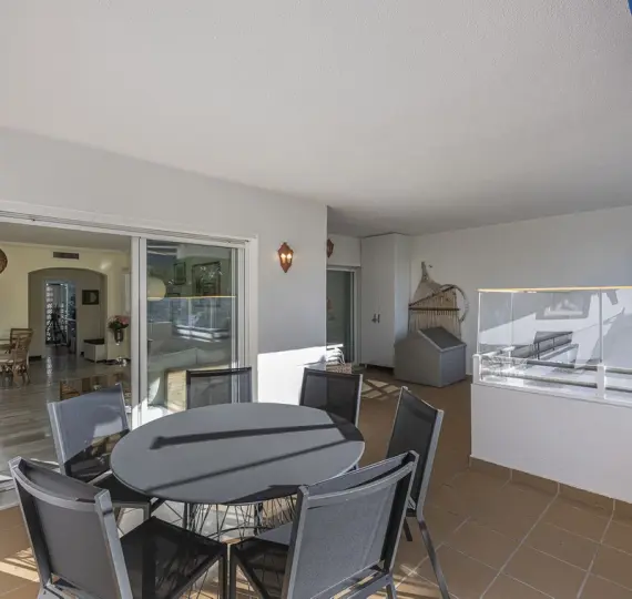 Sale of middle floor apartment in Puerto Banús