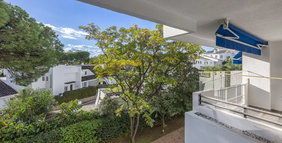 Sale of middle floor apartment in Puerto Banús 6