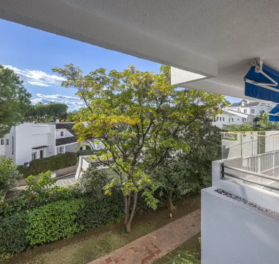 Sale of middle floor apartment in Puerto Banús