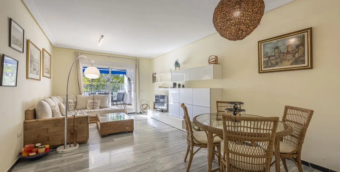 Sale of middle floor apartment in Puerto Banús 10