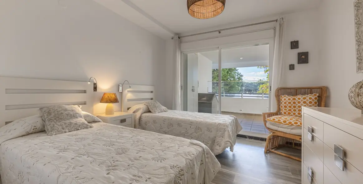 Sale of middle floor apartment in Puerto Banús 13