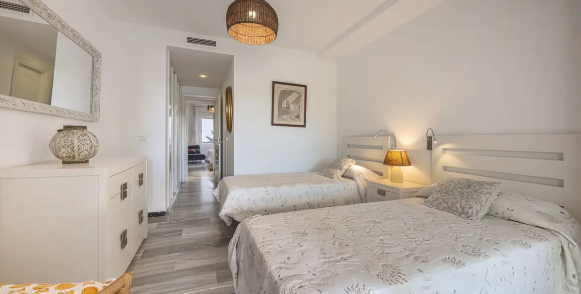 Sale of middle floor apartment in Puerto Banús 14