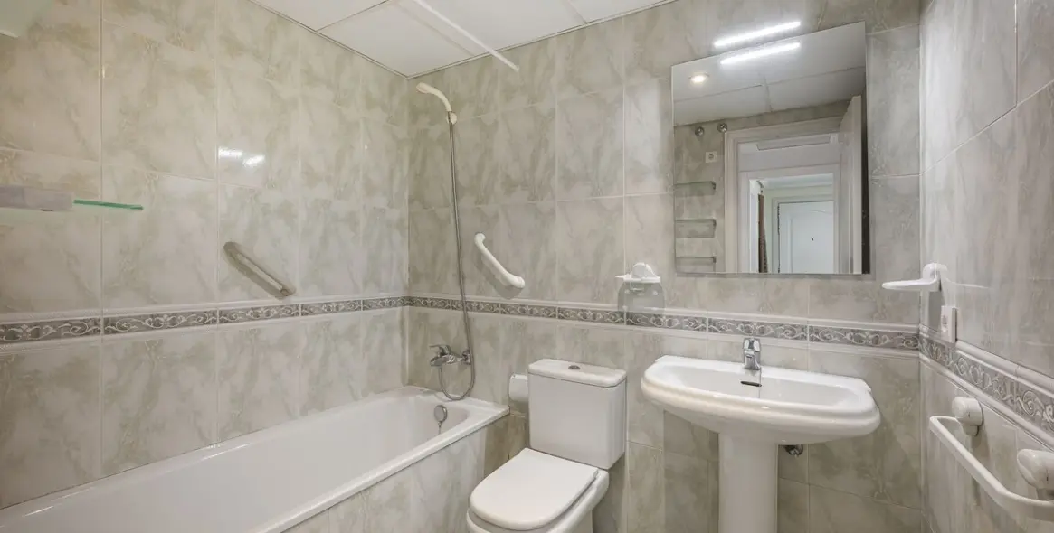 Sale of middle floor apartment in Puerto Banús 18