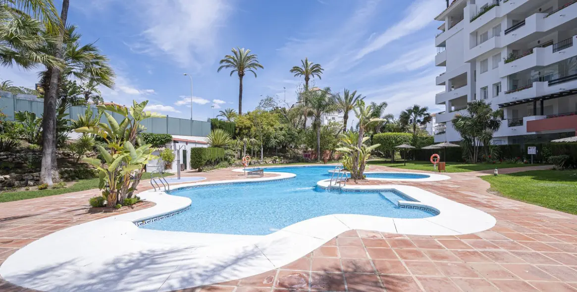 Venta de apartamento en planta media en Puerto Banús 1