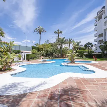 Venta de apartamento en planta media en Puerto Banús