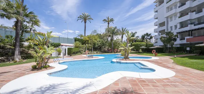 Venta de apartamento en planta media en Puerto Banús 0