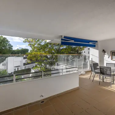 Venta de apartamento en planta media en Puerto Banús