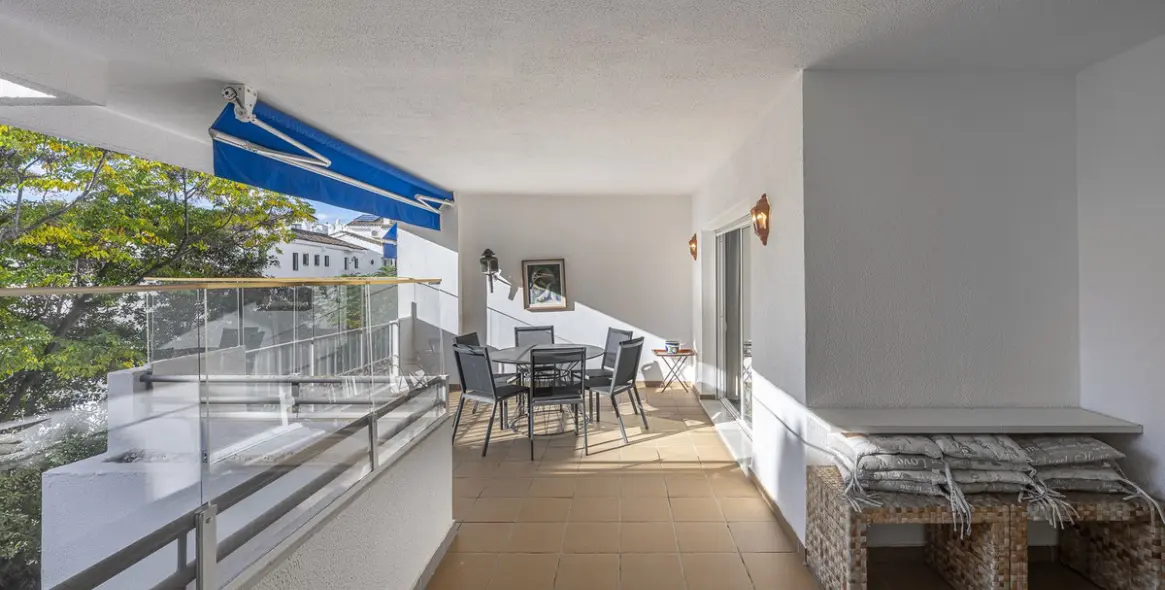Venta de apartamento en planta media en Puerto Banús 3