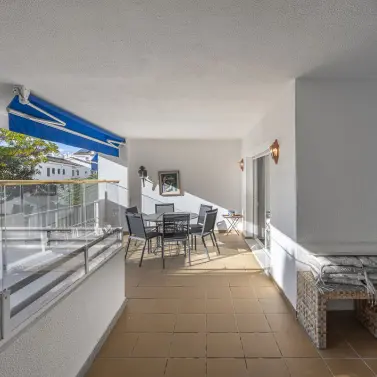 Venta de apartamento en planta media en Puerto Banús