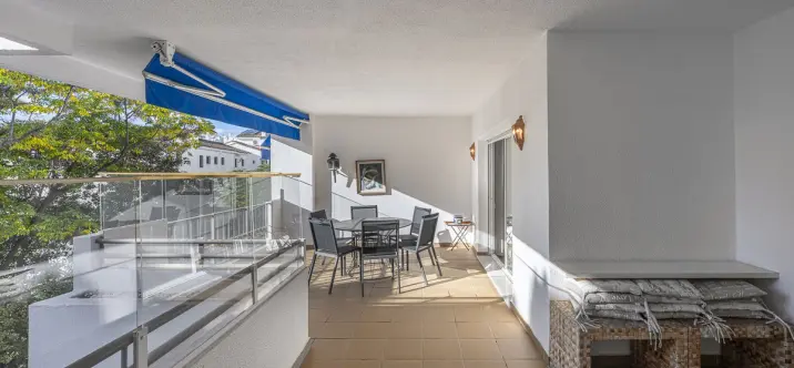 Venta de apartamento en planta media en Puerto Banús 2