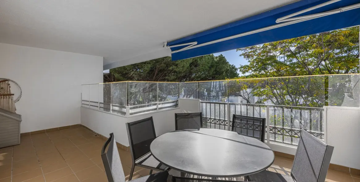 Venta de apartamento en planta media en Puerto Banús 4