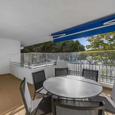 Venta de apartamento en planta media en Puerto Banús