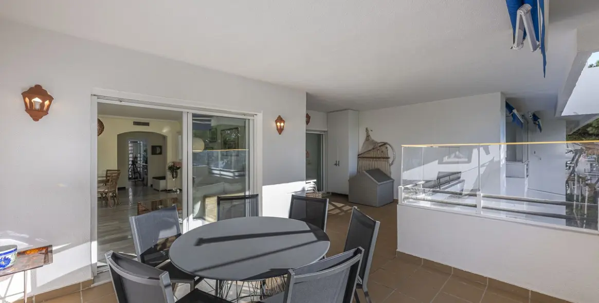 Venta de apartamento en planta media en Puerto Banús 5