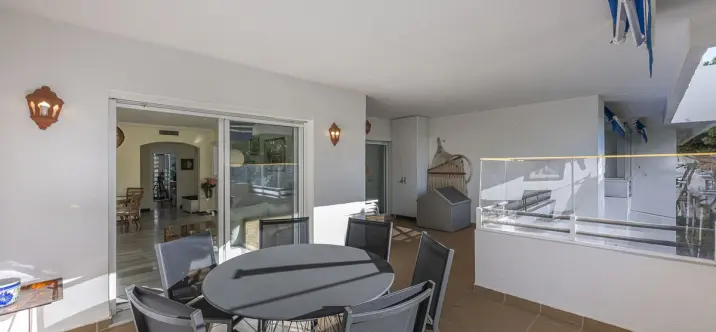 Venta de apartamento en planta media en Puerto Banús 4