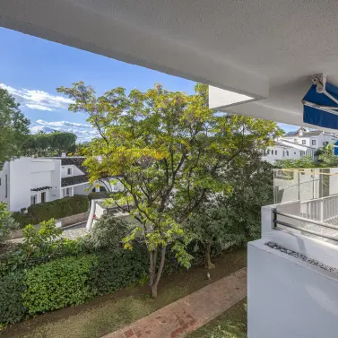 Venta de apartamento en planta media en Puerto Banús