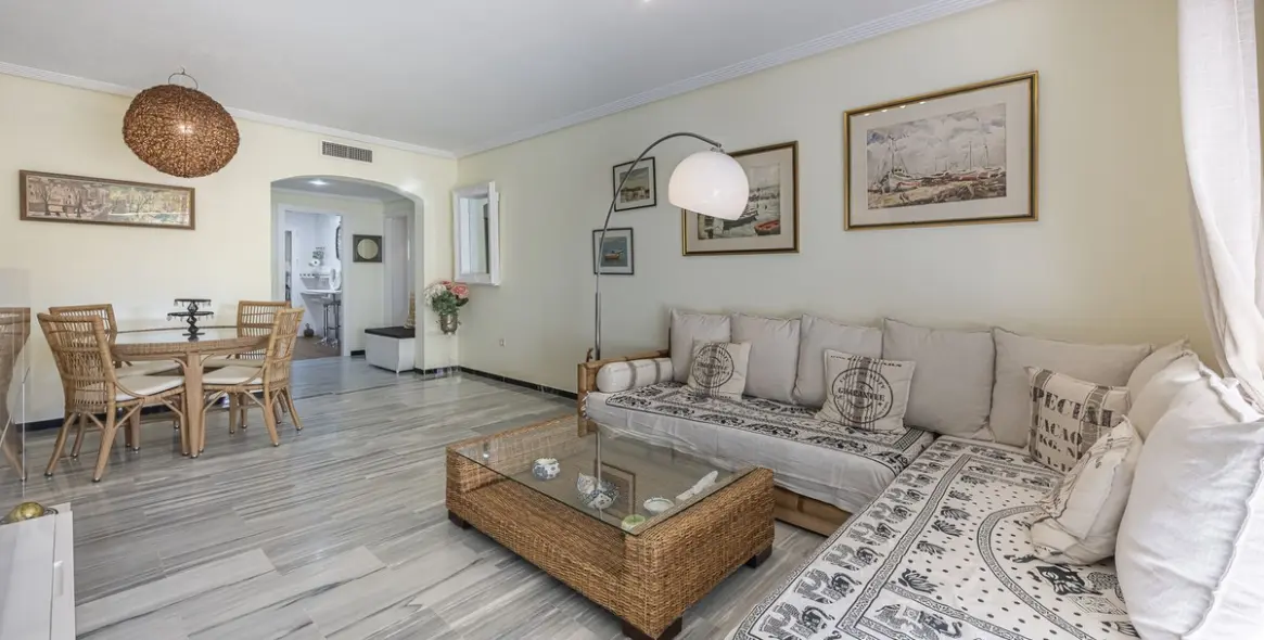 Venta de apartamento en planta media en Puerto Banús 8