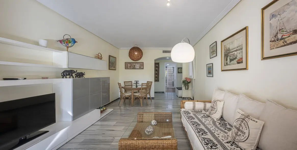 Venta de apartamento en planta media en Puerto Banús 11