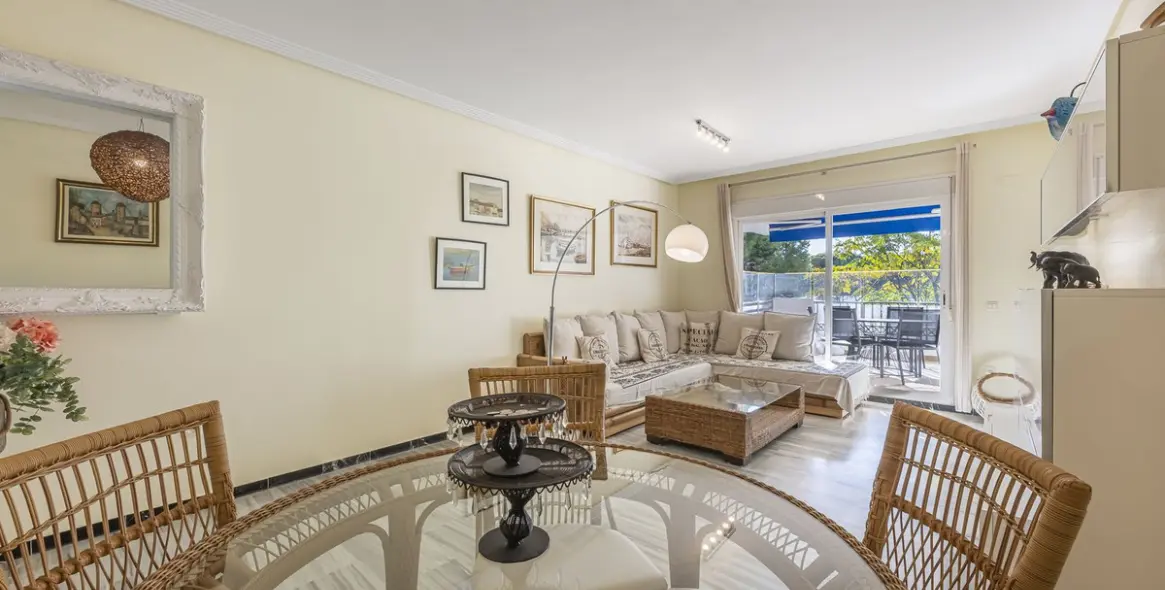 Venta de apartamento en planta media en Puerto Banús 12