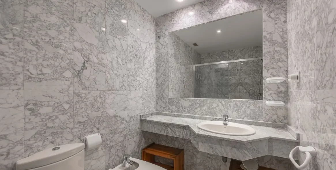 Venta de apartamento en planta media en Puerto Banús 15