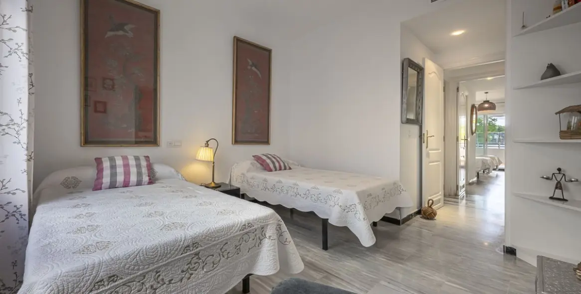 Venta de apartamento en planta media en Puerto Banús 17