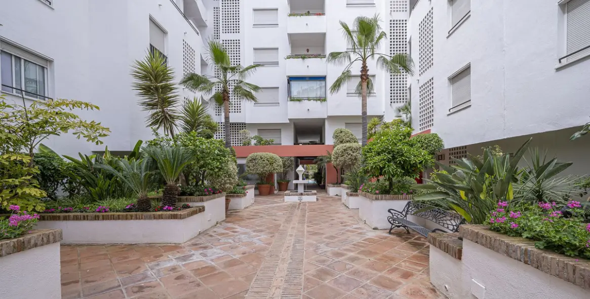 Venta de apartamento en planta media en Puerto Banús 21