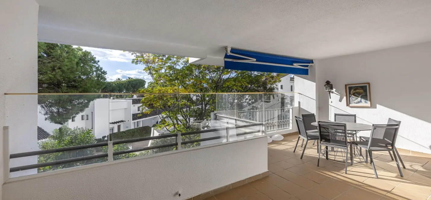Venta de apartamento en planta media en Puerto Banús 1