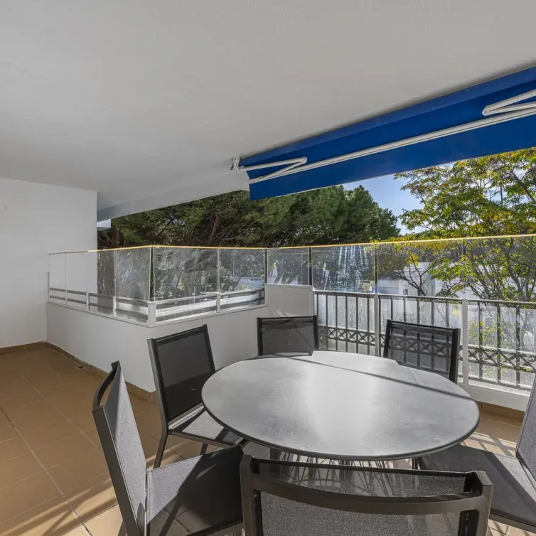 Venta de apartamento en planta media en Puerto Banús