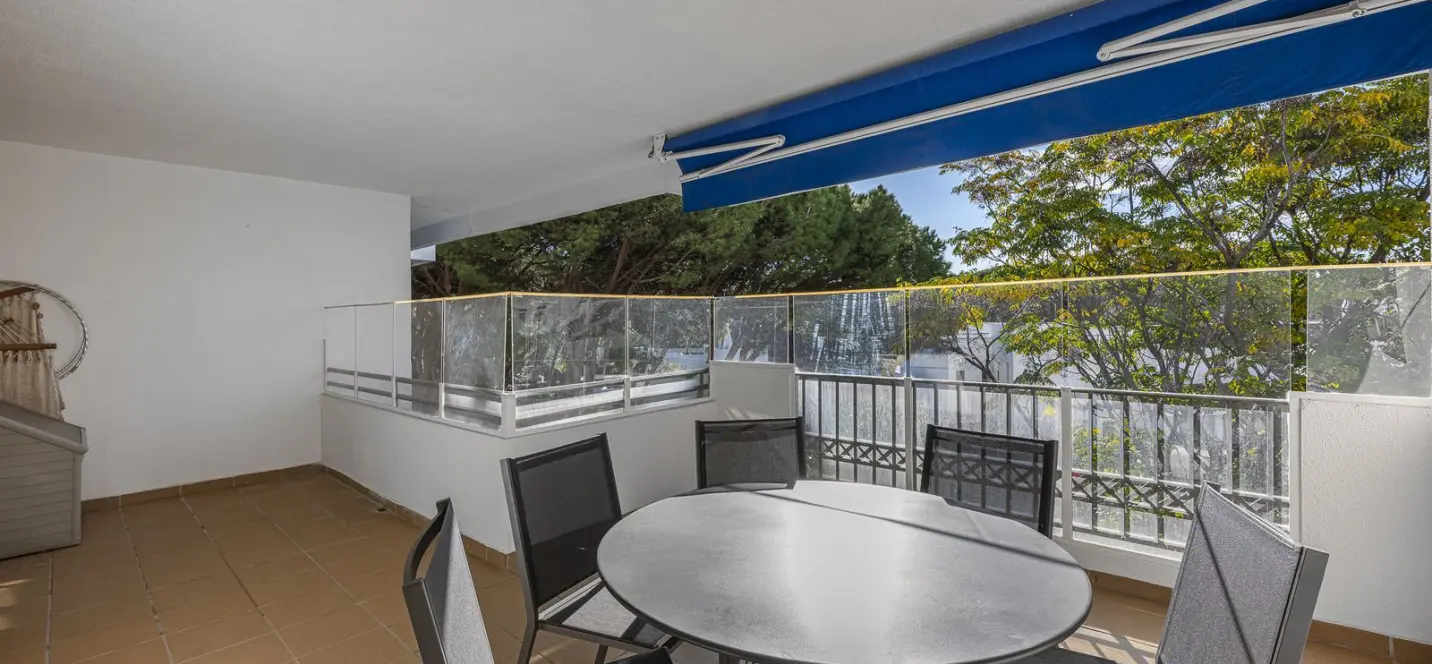 Venta de apartamento en planta media en Puerto Banús 3
