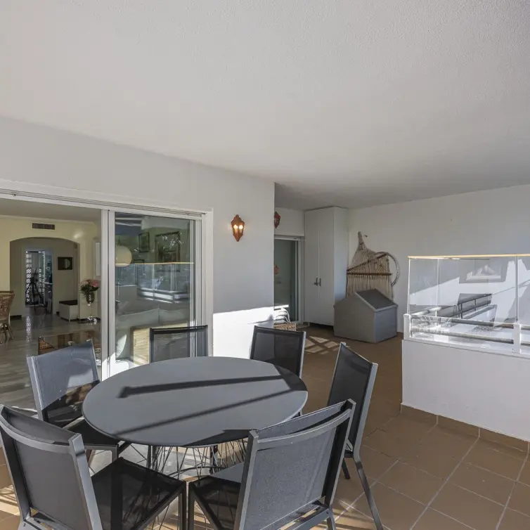Venta de apartamento en planta media en Puerto Banús