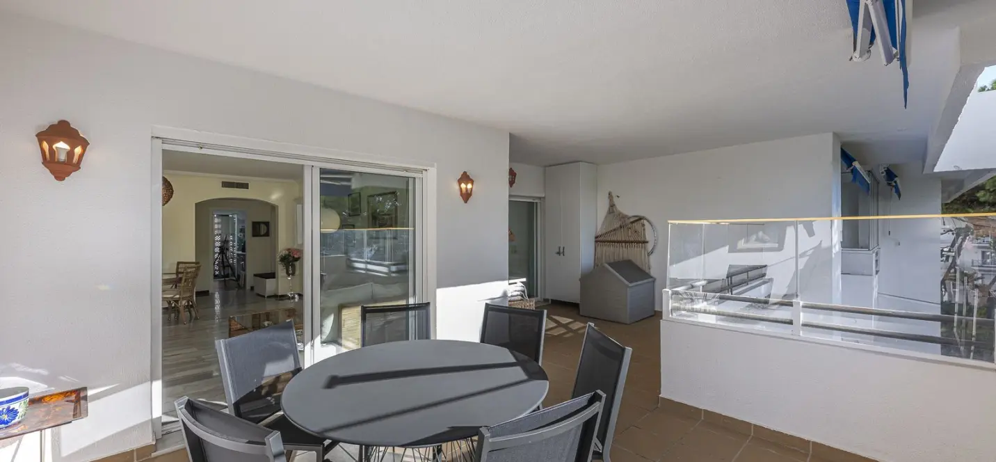 Venta de apartamento en planta media en Puerto Banús 4