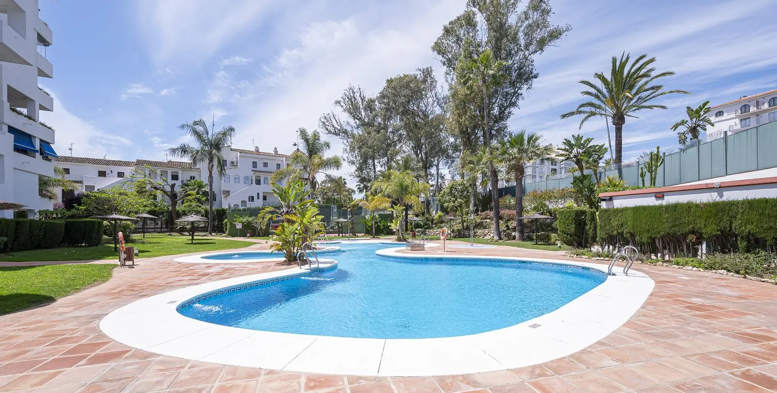 Venta de apartamento en planta media en Puerto Banús 22