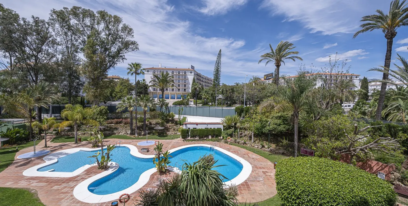 Venta de apartamento en planta media en Puerto Banús 26