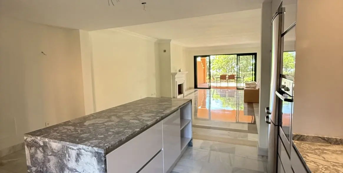 Продажа апартаментов на первом этаже в Benahavís 1