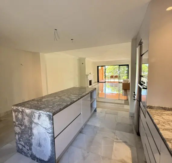 Продажа апартаментов на первом этаже в Benahavís