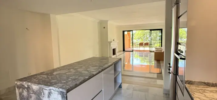 Продажа апартаментов на первом этаже в Benahavís 0