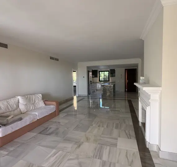 Продажа апартаментов на первом этаже в Benahavís