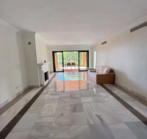 Продажа апартаментов на первом этаже в Benahavís