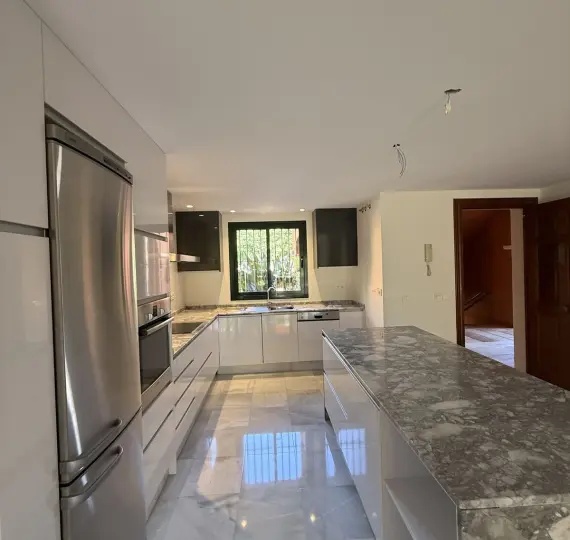 Продажа апартаментов на первом этаже в Benahavís