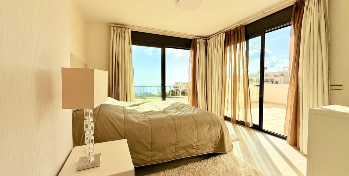 Sale of penthouse in Altos de los Monteros 12