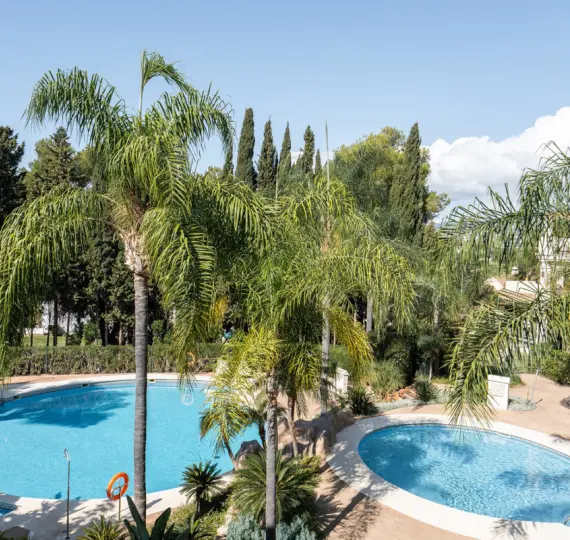 Sale of middle floor apartment in Nueva Andalucía