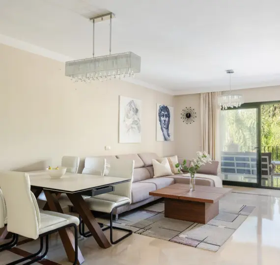 Sale of middle floor apartment in Nueva Andalucía